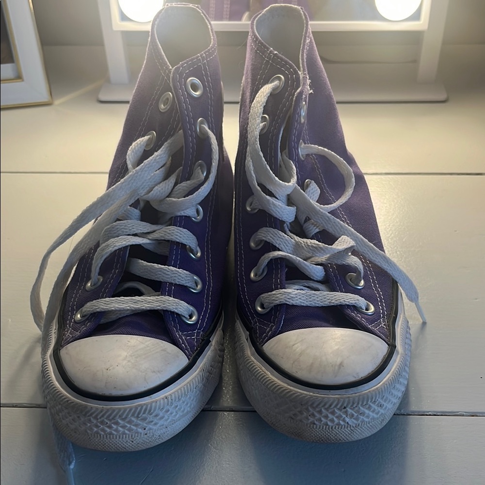 S7.5 Classic Purple High-Top Kids Converse (barely worn)